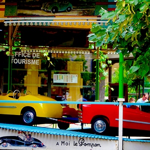 Carrousel de voitures avec inscription A moi le Pompon devant l'office du tourisme  - France  - collection de photos clin d'oeil, catégorie clindoeil